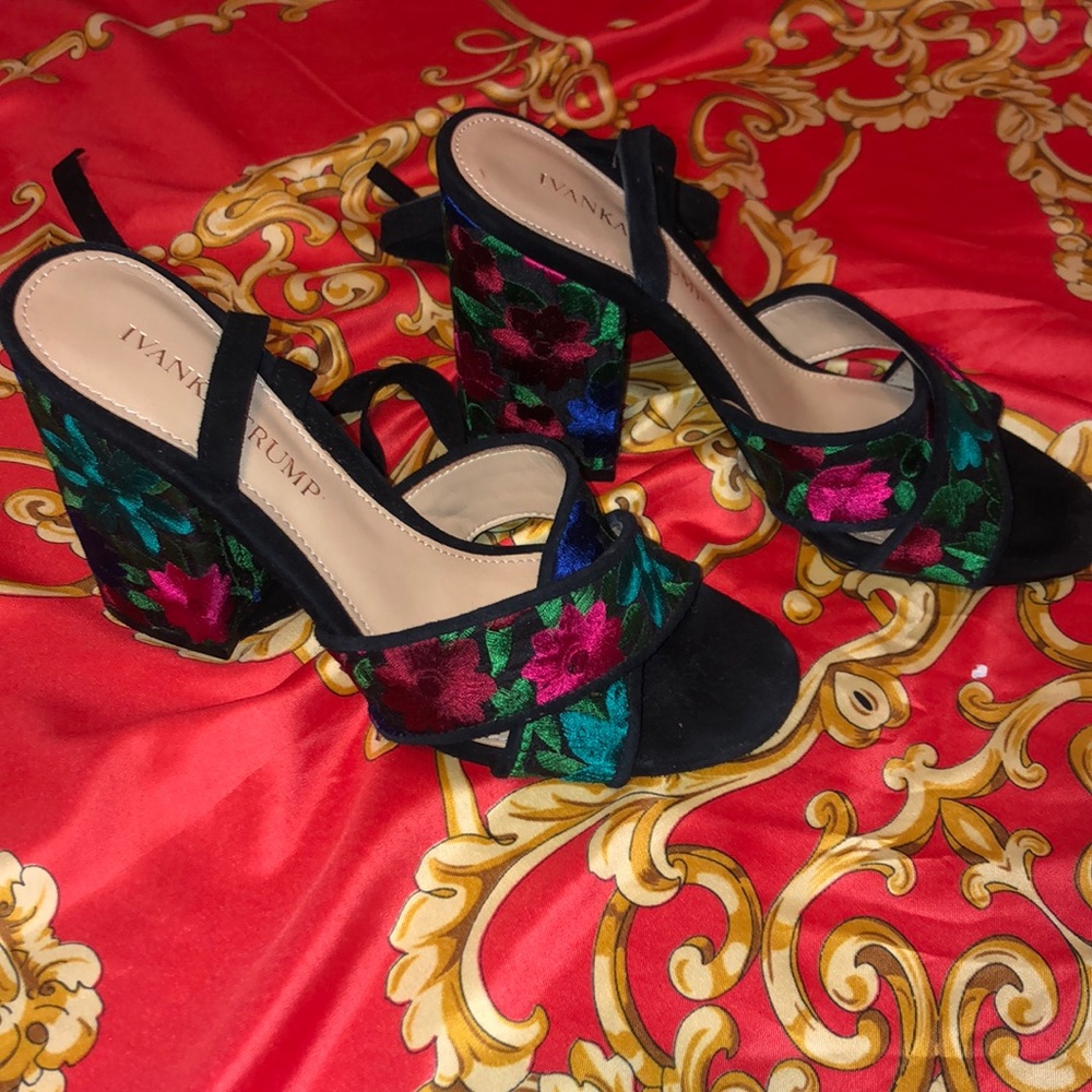 Multicolor Embroidered Black Suede Heels 🌺